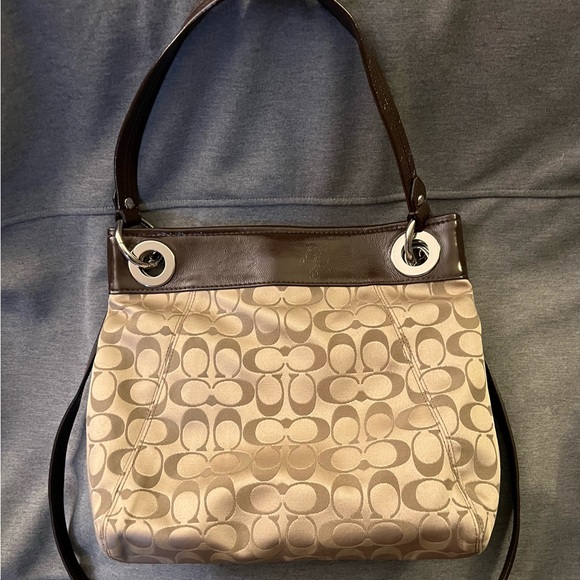 Authentic Coach Ashley Signature satin and patent leather Hippie crossbody. - Picture 3 of 5